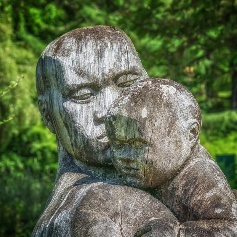 father and child sculpture